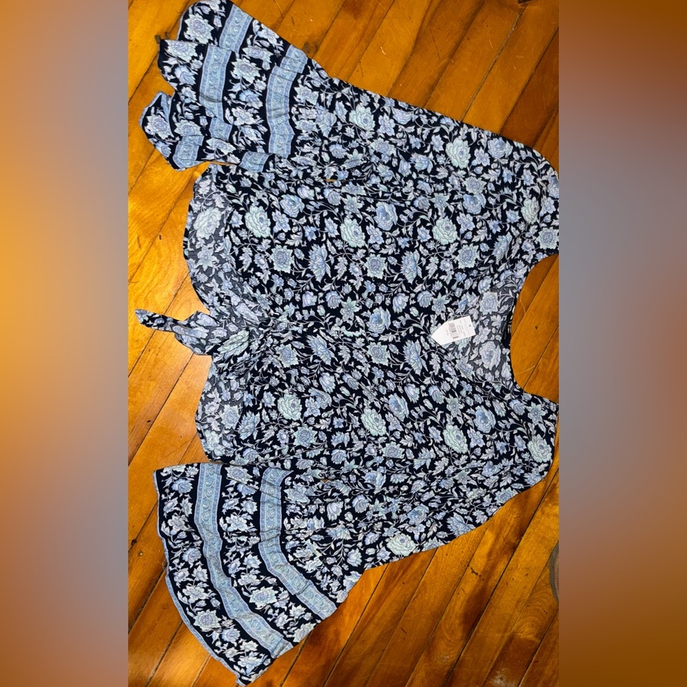 Brand new womens American eagle floral top